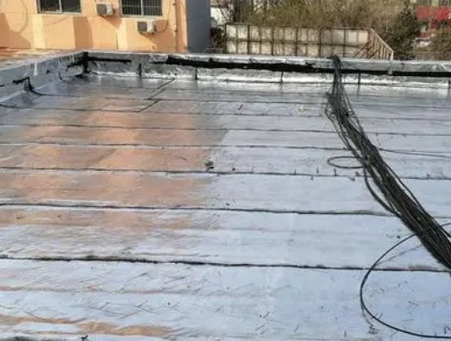 易门卫生间漏水维修公司分享下易门屋面楼顶防水刚性防水层施工要点。